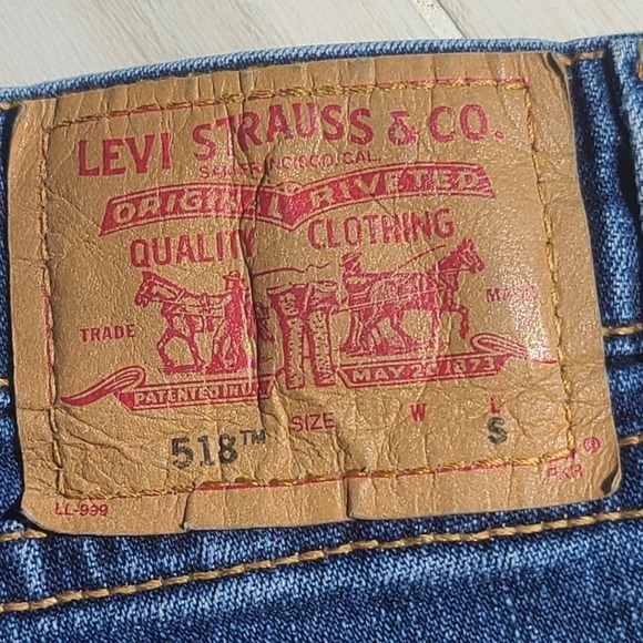 Levis 518 Superlow Stretch Shorts - Picture 11 of 16
